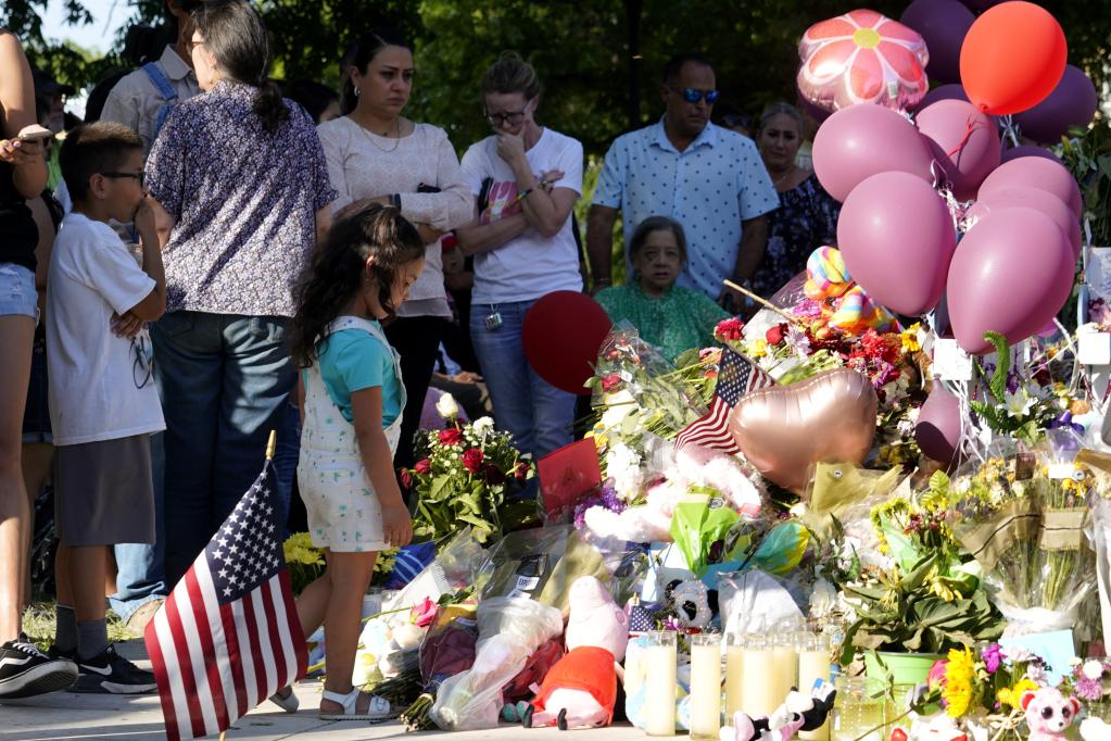 5月28日，在美国得克萨斯州南部尤瓦尔迪市的城市广场，市民哀悼枪击事件遇害者。美国得克萨斯州南部尤瓦尔迪市5月24日发生恶性校园枪击事件，造成至少19名儿童和2名教师死亡。这是美国近十年来遇害人数最多的一起校园枪击事件。新华社记者吴晓凌摄