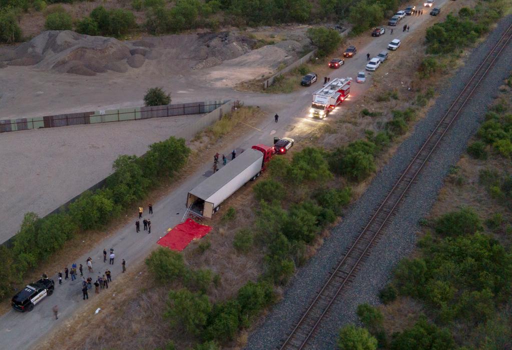 6月27日，应急人员在美国得克萨斯州圣安东尼奥移民死亡事件现场工作。美国执法人员6月27日在圣安东尼奥市一辆大货车车厢里发现死亡的移民。这起货车惨案中至少53人死亡，是美国近年来最严重的移民死亡事件之一。新华社发（尼克·瓦格纳摄）