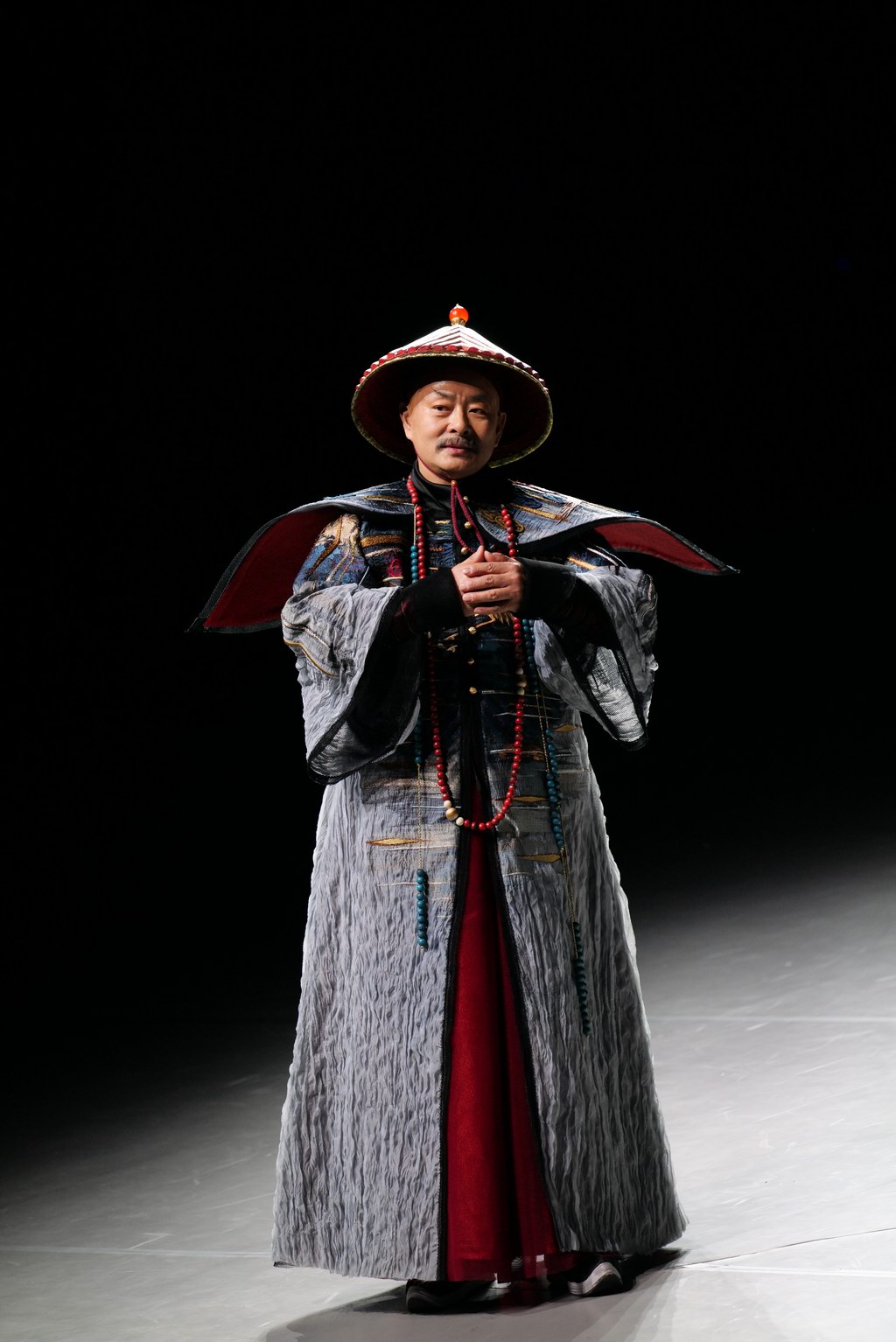 濮存昕饰林则徐.