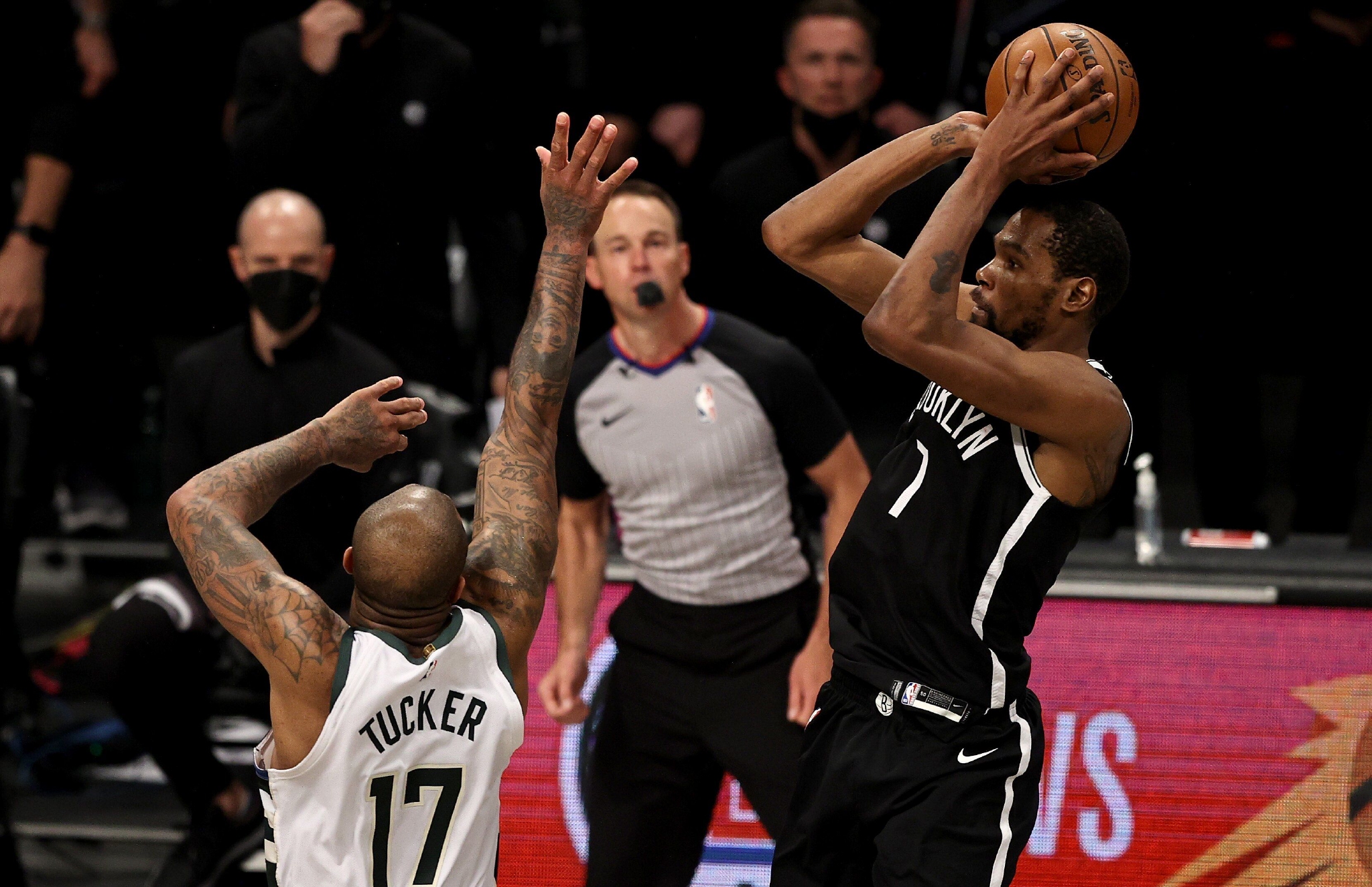 篮网雄鹿恩怨史:充满争议的七场鏖战|雄鹿|篮网|凯文·杜兰特_新浪