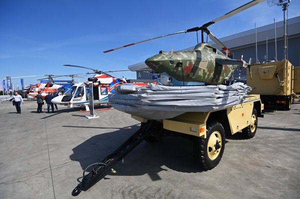 图片说明 俄罗斯与白俄罗斯联合研制的BAS-750无人直升机模型在“军队-2022”论坛上展出（俄罗斯卫星社）