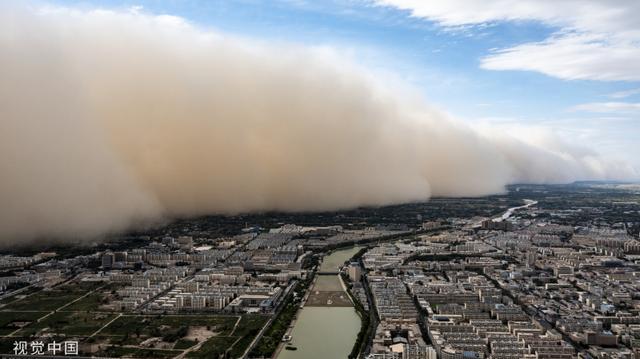 甘肃敦煌气象台发布沙尘暴黄色预警 巨大"沙墙"缓缓移动_新浪财经