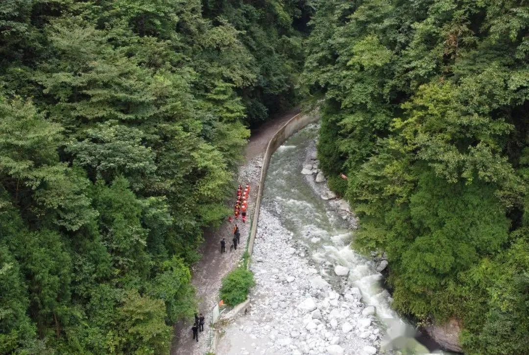 ▲8月14日，在四川省彭州市龙门山镇龙槽沟，消防救援人员在搜救。图/新华社