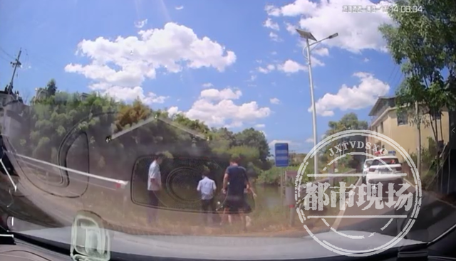 事发江西萍乡！男子骑电动车“神走位”冲进鱼塘，后方的他秒奔救援休闲区蓝鸢梦想 - Www.slyday.coM