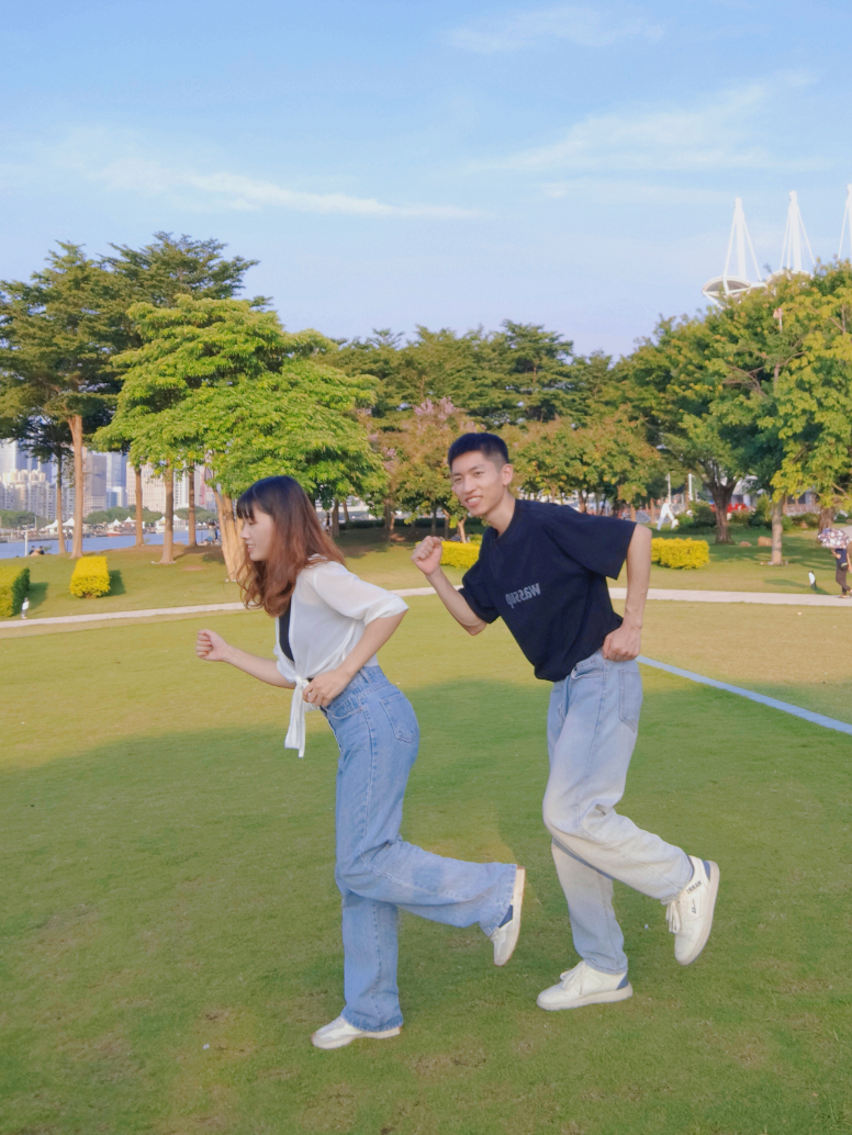 朋友圈情侣合照别再怼脸拍了,这样拍才有意思!__财经头条