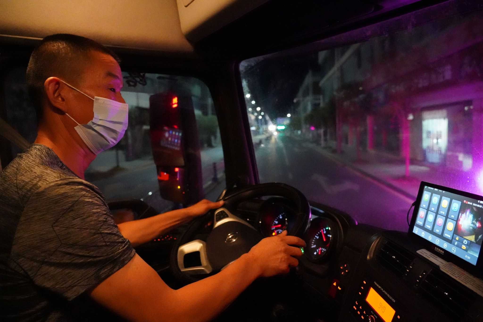 酷暑高温下,一名货车司机的三天两夜|成都市|高温|四川省_新浪新闻