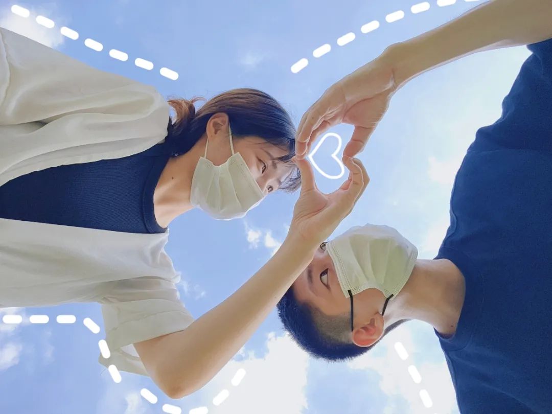 朋友圈情侣合照别再怼脸拍了,这样拍才有意思!__财经头条