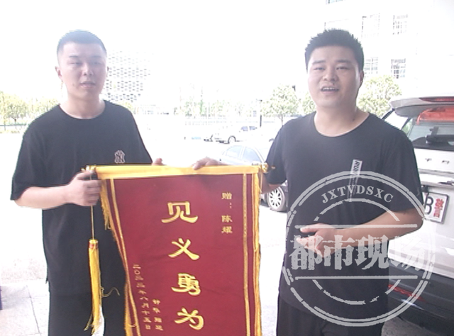 事发江西萍乡！男子骑电动车“神走位”冲进鱼塘，后方的他秒奔救援休闲区蓝鸢梦想 - Www.slyday.coM