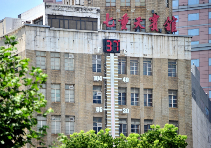 7月23日，上海，热浪下的南京东路户外巨型温度计中午12点显示为37度。视觉中国供图