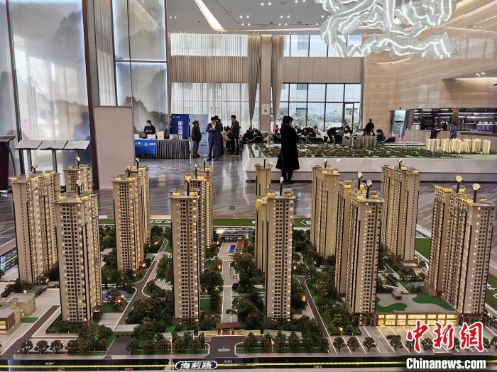 资料图：某商品房销售中心展示的楼房沙盘。韩章云 摄