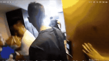 玲娜贝儿打2折？ 只要42元？上海民警冲入直播间抓走霸榜带货大V！休闲区蓝鸢梦想 - Www.slyday.coM