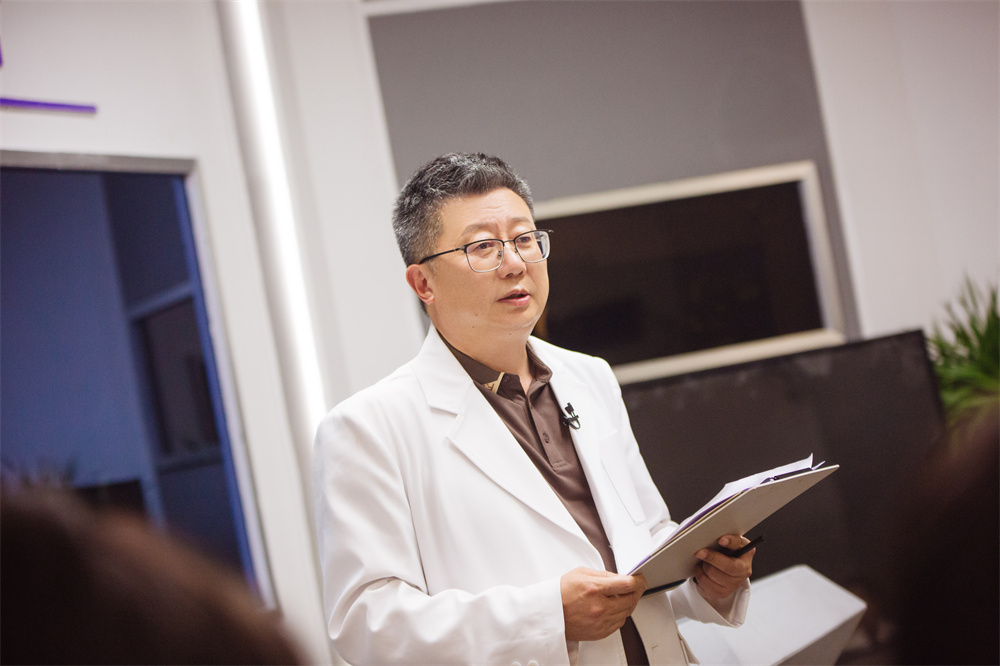 便遇到了法医病理学,法医毒理学专家刘良与周亦武