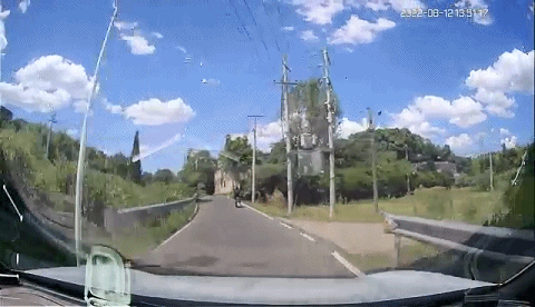 事发江西萍乡！男子骑电动车“神走位”冲进鱼塘，后方的他秒奔救援休闲区蓝鸢梦想 - Www.slyday.coM