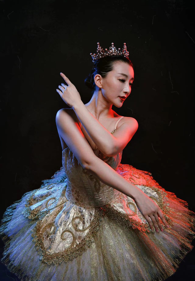 港姐李天纵被曝秘密生子宝宝五官立体似混血老公为内地名导