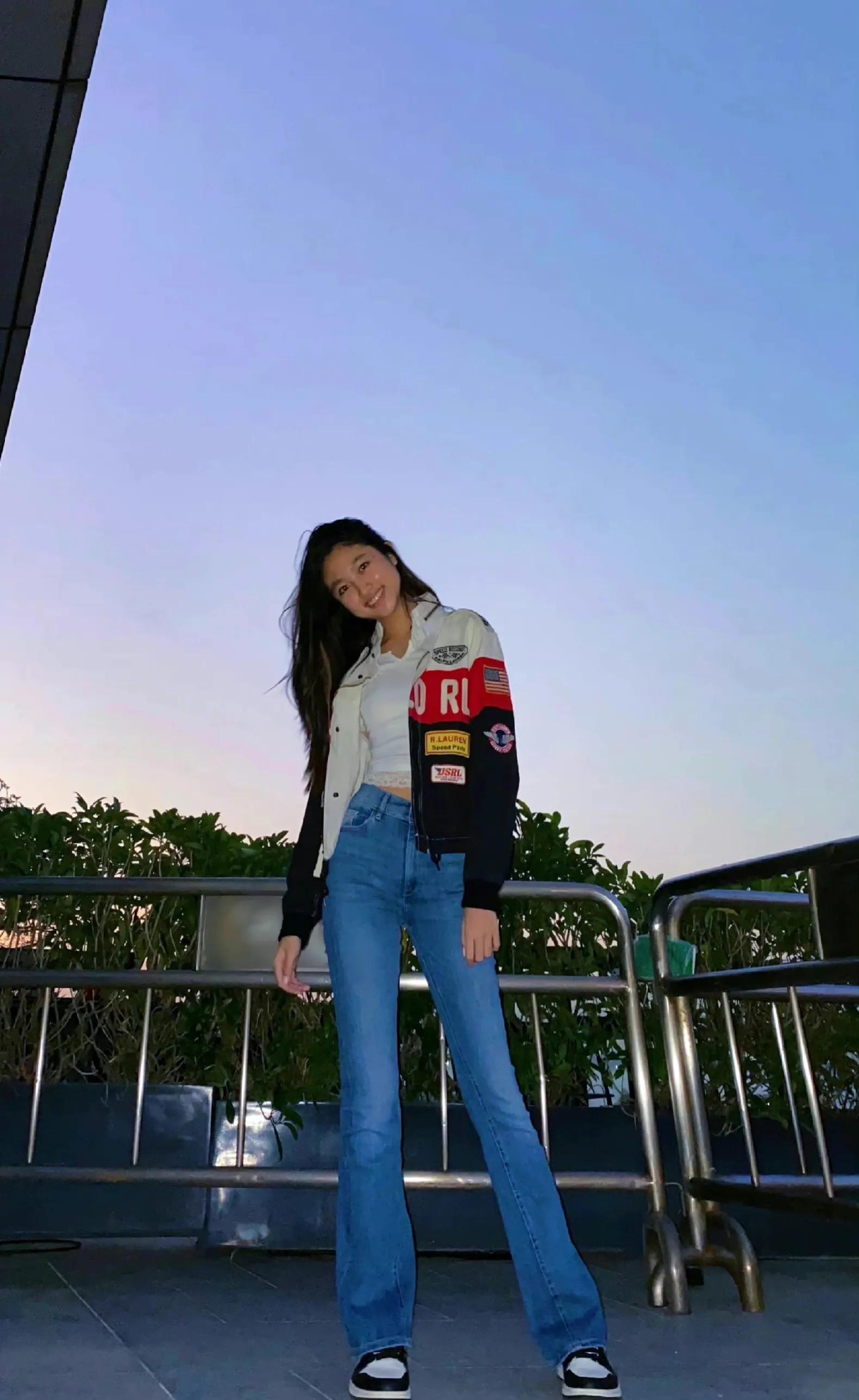 如今,年仅18岁的任晴佳身高就已经达到了180cm,而她的腿长更是惊为