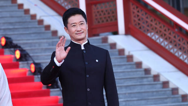 吴京中山装造型亮相今天看起来稳重不少