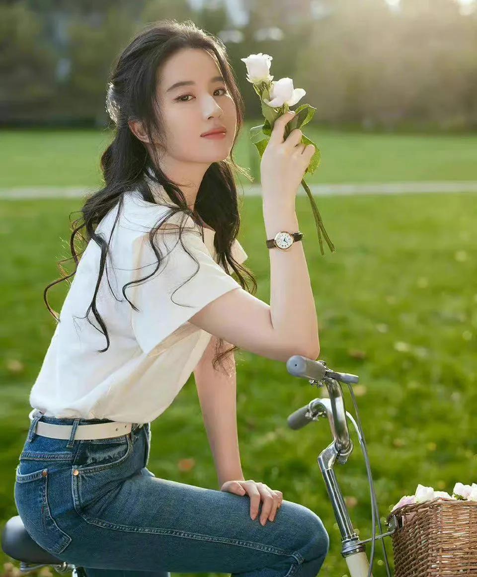 刘亦菲去有风的地方侧颜路透，网友：我吹过你吹过的风，算相遇休闲区蓝鸢梦想 - Www.slyday.coM