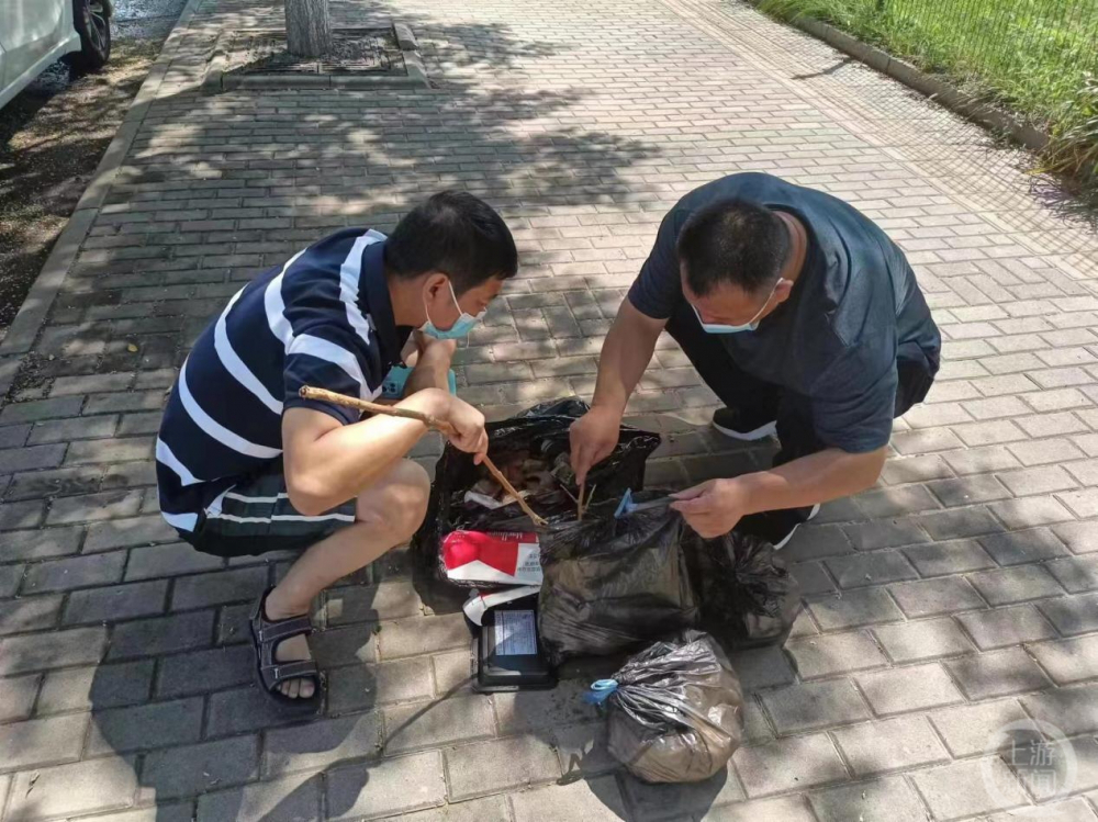 ▲民警搜查別墅附近垃圾
	，尋找董某的蹤跡。圖片來源/西安高新警方