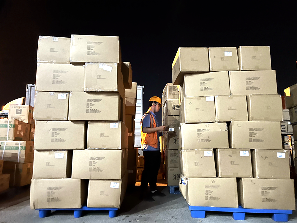 工作人员清点货物件数.