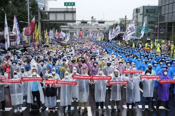 13日，数以千计的抗议者在首尔举行集会，反对韩美联合军演，要求政府暂停与美国和日本的军事合作。（美联社）