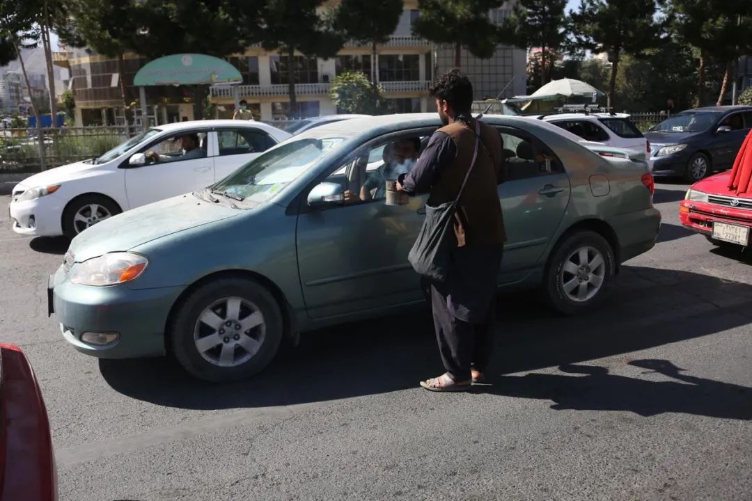 8月9日,一名男子在阿富汗喀布尔街头行乞.