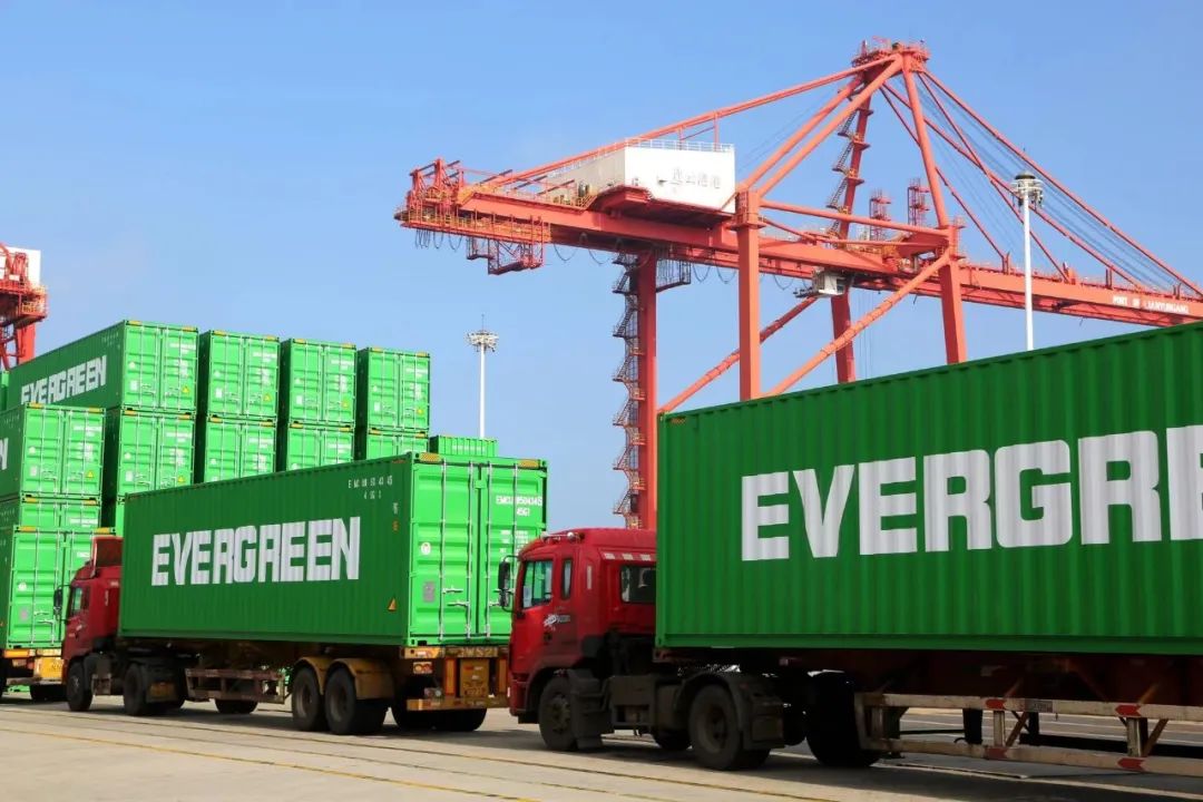 ▲7月31日，江苏连云港港口码头装卸货物呈现一派繁忙景象。