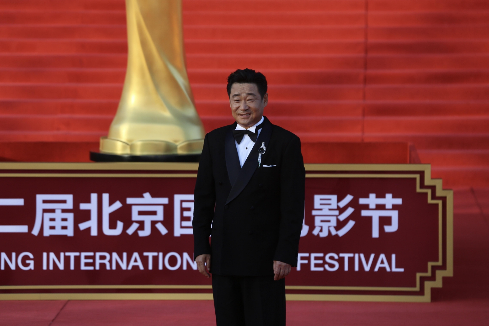 王景春亮相北影节闭幕红毯。 新京报记者 郑新洽 摄