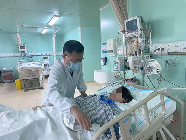 陈向军医生(左一)正在查房.&nbsp; 本文图均为&nbsp;华山医院 供图