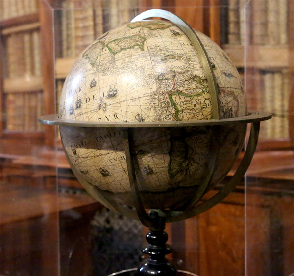 图书馆里的地球仪
