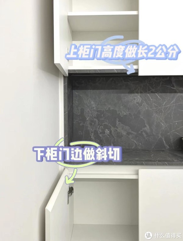 如上图所示,不明装把手的情况下,可以用过柜门下拉,斜切45度以及安装