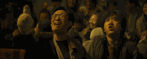 被踹飞的独孤月。来源：电影《独行月球》预告片片段