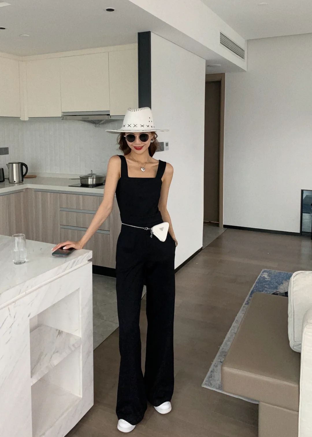 说到"凶"这个风格,大家立马想到的肯定就是一身黑,黑色系穿搭常常给人