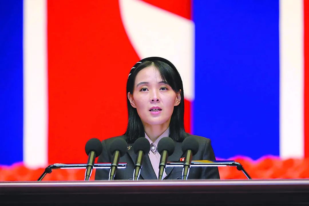 8月10日，朝鲜劳动党中央委员会副部长金与正在全国紧急防疫总结会议上讲话。她18日发表署名谈话，批驳韩方涉朝发言。（视觉中国）