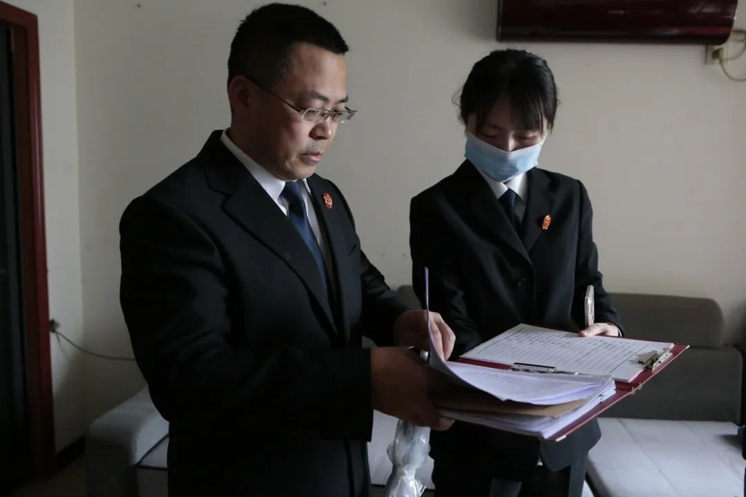 法官与书记员现场送达《开庭通知书》