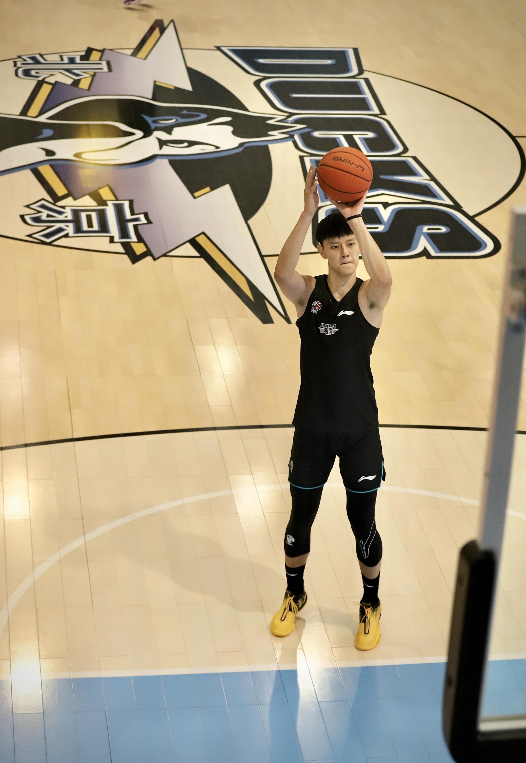 曾凡博在训练课中投篮.&nbsp; 图/北京首钢篮球俱乐部