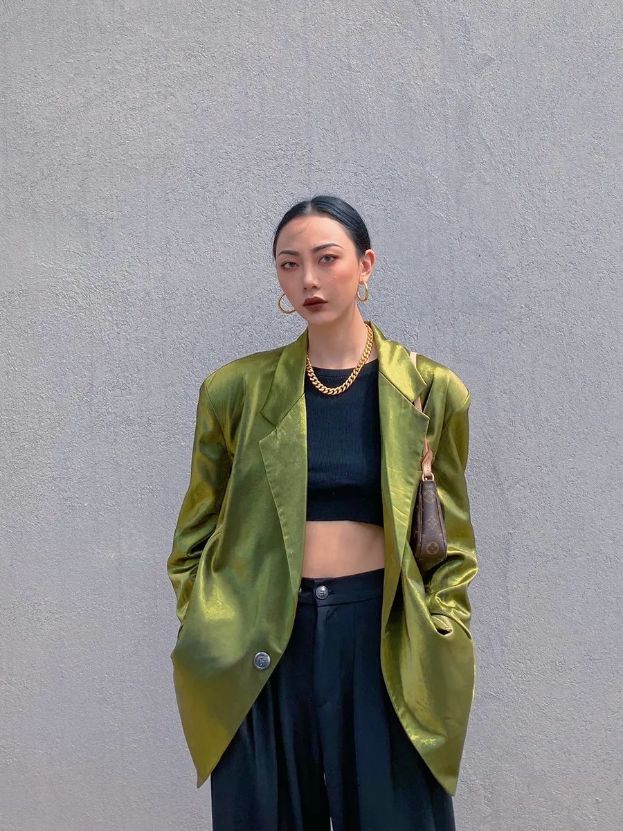 另外像蕾丝,透视之类的元素,也可以运用到奶凶风穿搭中,领口的小花边