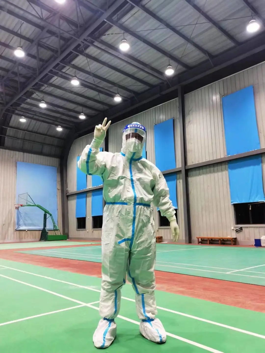 身穿隔离服的"大白",一度怀疑自己泡在水里|高温_新浪新闻