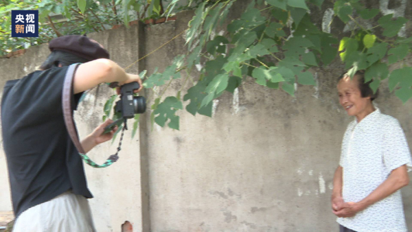 太美太暖！90后姑娘为80岁外婆拍大片！“我要给外婆拍到一百岁！”休闲区蓝鸢梦想 - Www.slyday.coM