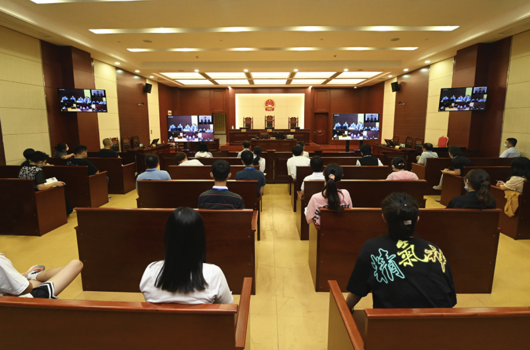 钟汉良朱珠新剧扑街，52岁霸总妆造翻车，网友：姨味太冲了v1.5.4 安卓手机版