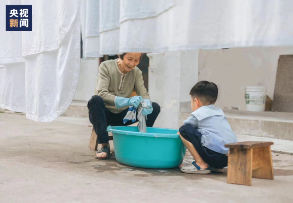 太美太暖！90后姑娘为80岁外婆拍大片！“我要给外婆拍到一百岁！”休闲区蓝鸢梦想 - Www.slyday.coM