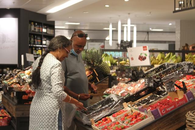 8月2日，主顾在德王法兰克福的一家超市购物。新华社记者单玮怡摄