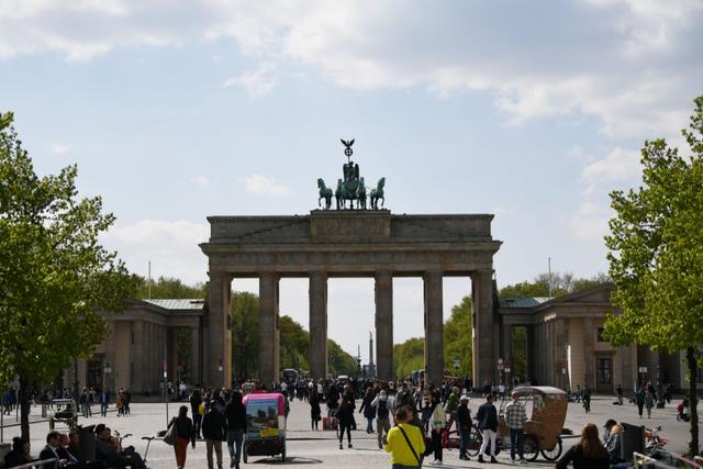 4月28日，搭客在德国柏林勃兰登堡门东面的巴黎广场上游览。新华社记者任鹏飞摄