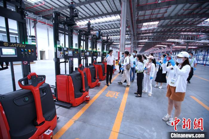 采访团一行走访郑州机场北货运区。 刘鹏 摄