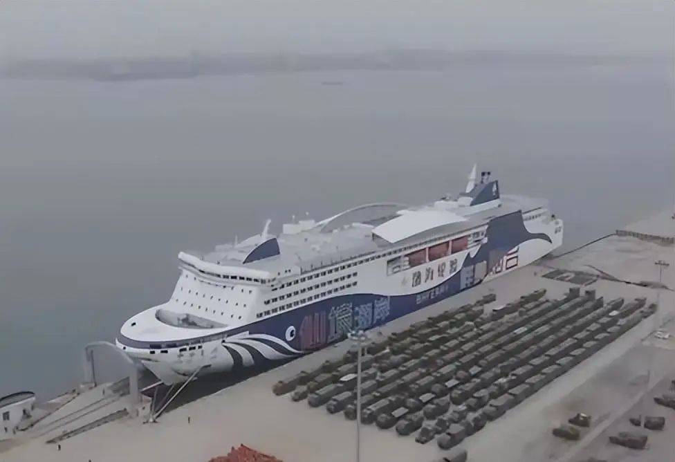 "渤海翠珠号"最高可运载2000余人,装载各型车辆300余辆,一艘就可运输