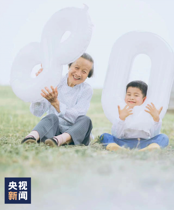 太美太暖！90后姑娘为80岁外婆拍大片！“我要给外婆拍到一百岁！”休闲区蓝鸢梦想 - Www.slyday.coM