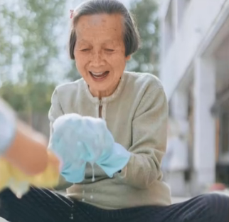 太美太暖！90后姑娘为80岁外婆拍大片！“我要给外婆拍到一百岁！”休闲区蓝鸢梦想 - Www.slyday.coM