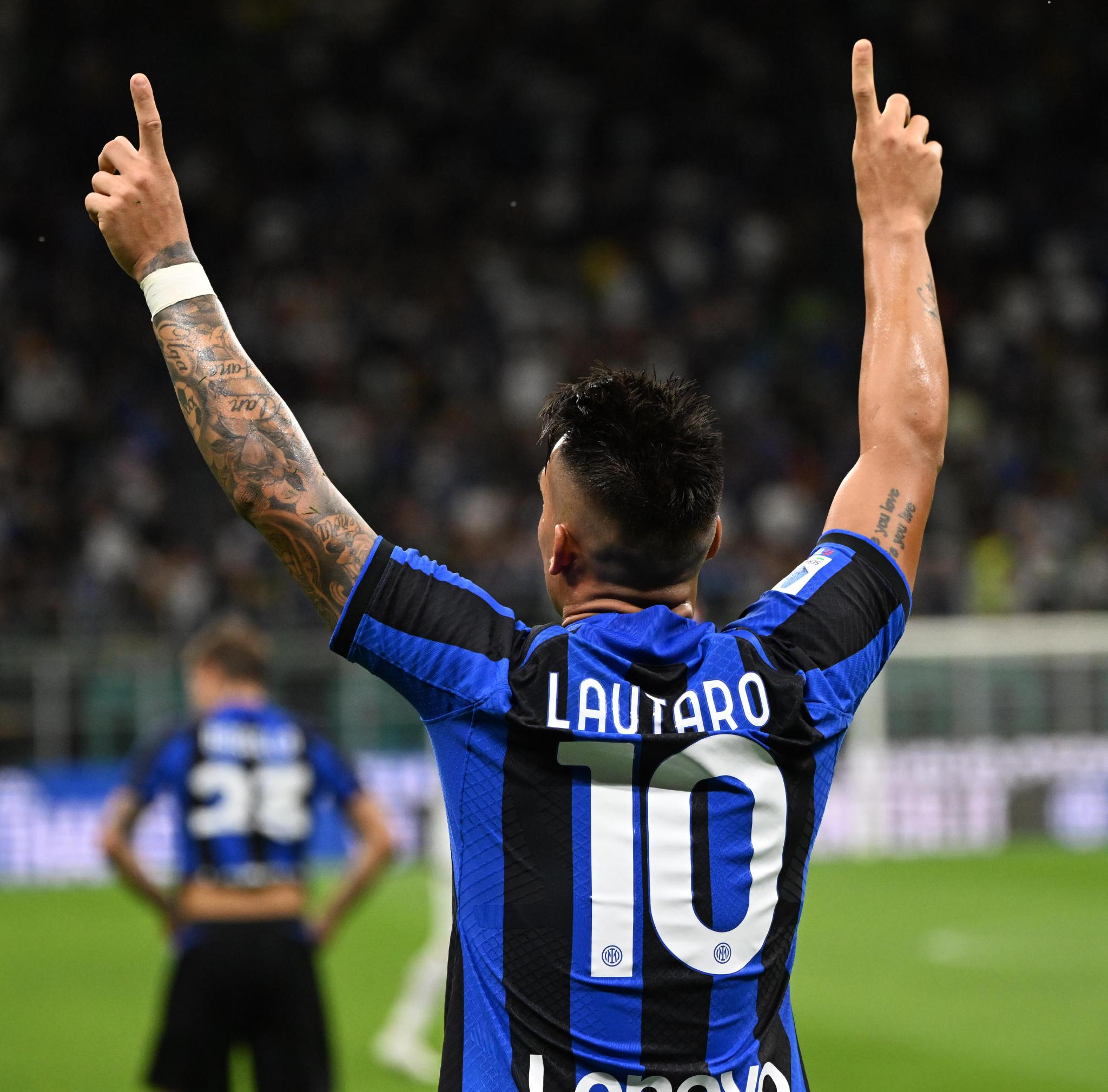 8月20日,国际米兰队球员劳塔罗·马丁内斯庆祝进球.