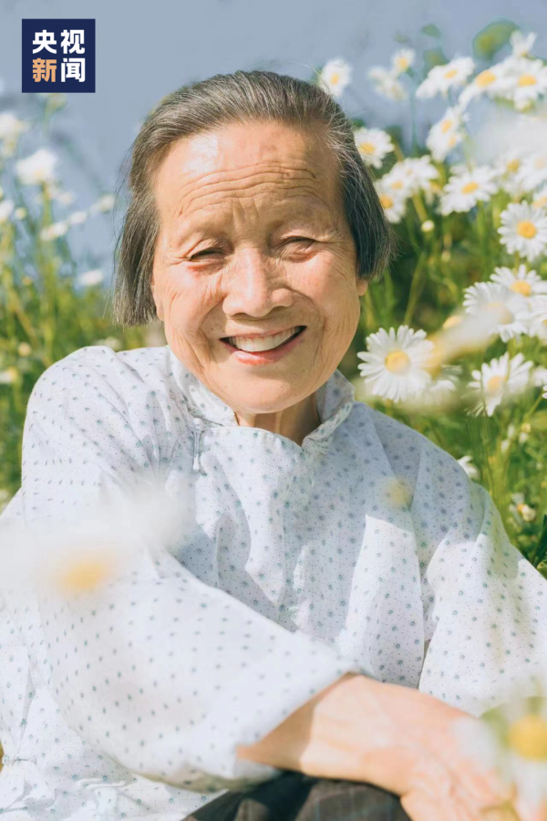 太美太暖！90后姑娘为80岁外婆拍大片！“我要给外婆拍到一百岁！”休闲区蓝鸢梦想 - Www.slyday.coM