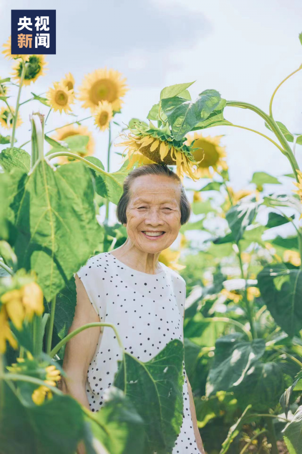 太美太暖！90后姑娘为80岁外婆拍大片！“我要给外婆拍到一百岁！”休闲区蓝鸢梦想 - Www.slyday.coM