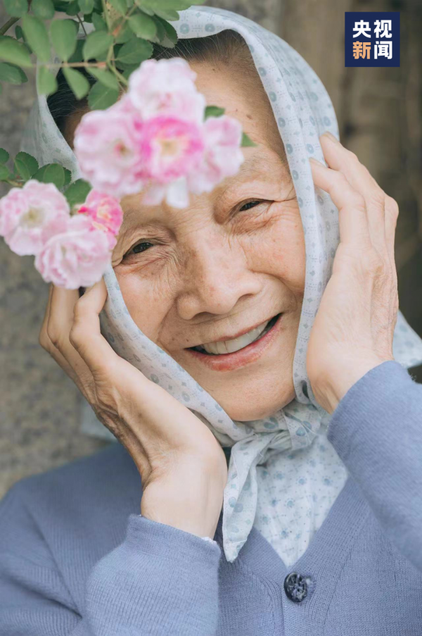 太美太暖！90后姑娘为80岁外婆拍大片！“我要给外婆拍到一百岁！”休闲区蓝鸢梦想 - Www.slyday.coM